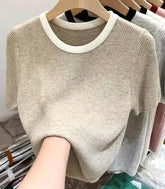 Blusa feminina canelada com gola redonda e mangas curtas em tecido flexível e macio, estilo minimalista e ajuste perfeito.